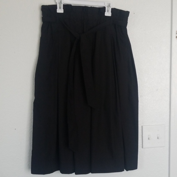 H&M Dresses & Skirts - H&M Paper bag knee length skirt